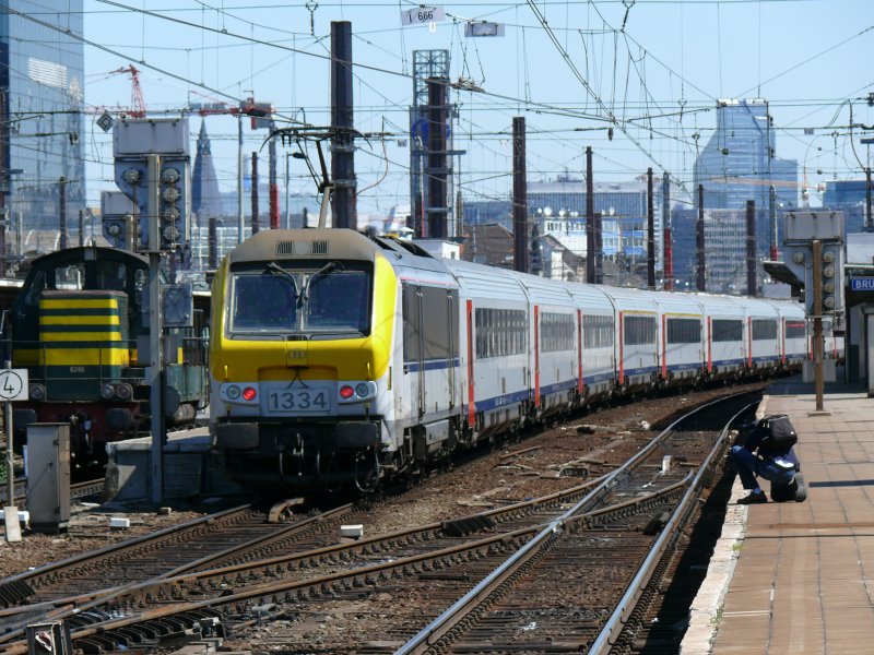 Bahnbildertreffen in Brssel am 30/05/2009. IC Ostende - Eupen mit SNCB-Lok 1334 als Schublok luft in Bruxelles-Midi ein. Rechts auf dem Bahnsteig erkennt man Lawrence Fredholm in seiner ihm typischen Fotografenposition.
