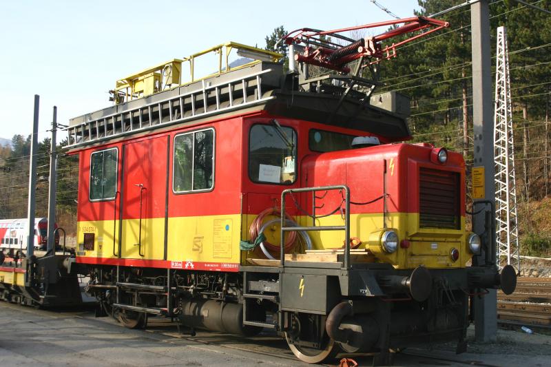 Bahndienstfahrzeug X534.074-1 im Bahnhof Payerbach-Reichenau. (11.11.2005)