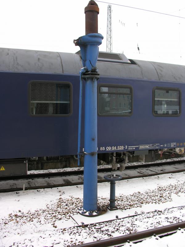 Bahnhof Berlin-Lichtenberg am 19.02.2005. Wasserkran ohne Ausleger, demontiert wegen Elektrifizierung