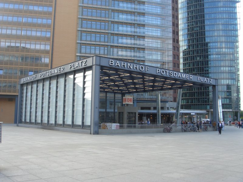 Bahnhof Berlin Potsdamer Platz. Seit mehr als 1 Jahr nicht nur S + U-Bahnhof sondern auch Regionalverkehrs Bahnhof. Aufgenommen 04.08.07 Linkstrae Ecke Erna-Berger-Strae