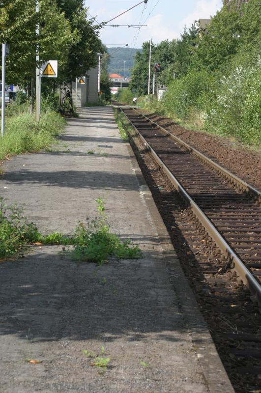 Bahnhof, bzw. Haltestelle Schtmar. Hier verkehren stndlich Zge in Richtung Detmold/Altenbeken oder Herford/Bielefeld. Das Bild zeigt die Strecke in Richtung Herford. Nchster Halt wre Bad Salzuflen.