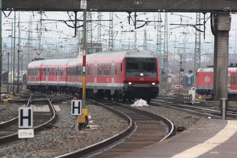 Bahnhof Gieen sdlich mit einfahrendem Regional Express aus Siegen, Winter 2008