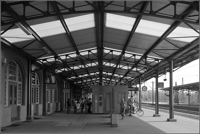 Bahnhof Plochingen: Unter dem Bahnsteigdach an Gleis 1. 

12.04.2009 ()