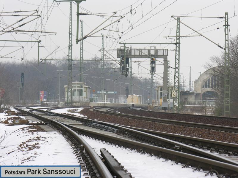 Bahnhof Potsdam Park Sanssouci am 04.03.2005 aus der Froschperspektive in Hhe des ehemaligen Stellwerkes Wpo. Im Hintergrund die inzwischen fertiggestellte neue Halle des Kaiserbahnhofes Potsdam.