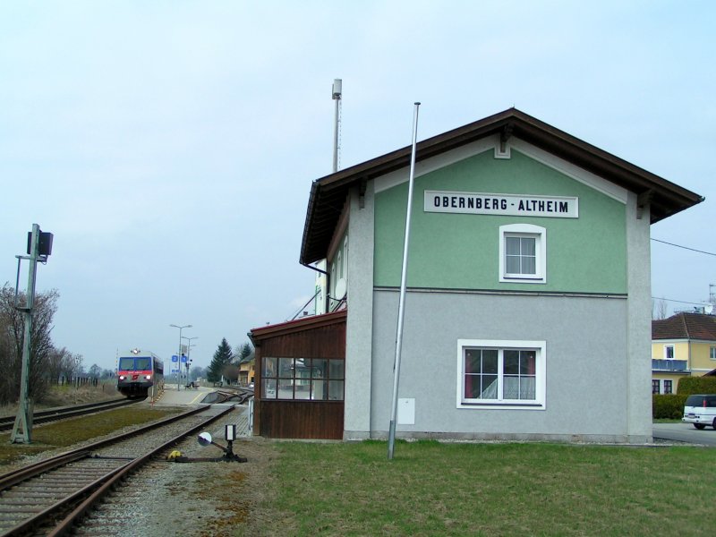 Bahnhofsgebude Obernberg-Altheim ist eigentlich aufgelassen,aber mit Zugleitbetrieb  und Mittelbahnsteig (gerade eingefahren R5961) ausgerstet;090331