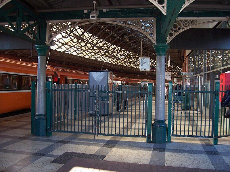  Bahnsteigsperre  (rechte Tor) am 15.02.2005 im Bahnhof Cork, bei uns wurden sie schon vor 50 Jahren abgeschafft, ich kenne auch kein anderes Land in Europa, wo es noch welche gibt. Die Fahrkarten werden beim betreten und verlassen des Bahnsteiges kontroliert, sind aber nicht immer besetzt. 