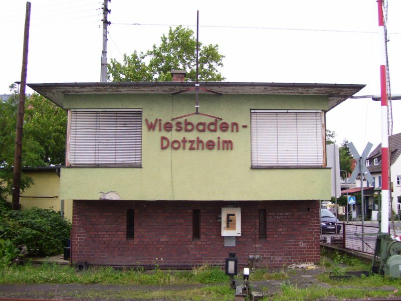 Bahn�bergangsposten am Bahnhof Wiesbaden-Dotzheim; 06.08.2007  