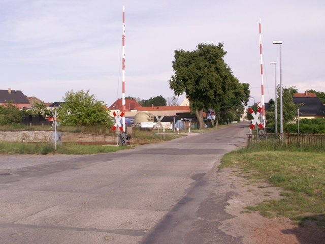 Bahn�bergang in Wesenberg.Hier wird noch per Seilzug die Schranke ge�ffnet.Solche