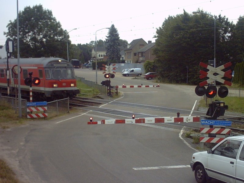 Bahn�bergang bei Venlo nach Kaldenkirchen ..Das L�uten der Anlage kann