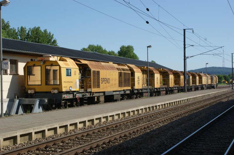 Schienenschleifzug der Firma Speno (Genf) aufgenommen im Bahnhof Bettembourg am