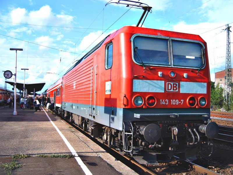 Baureihe 143 109-7 im Knotenbahnhof Aalen am 30. August 2006. Die Lok kam vor kurzem aus Stuttgart Hbf.