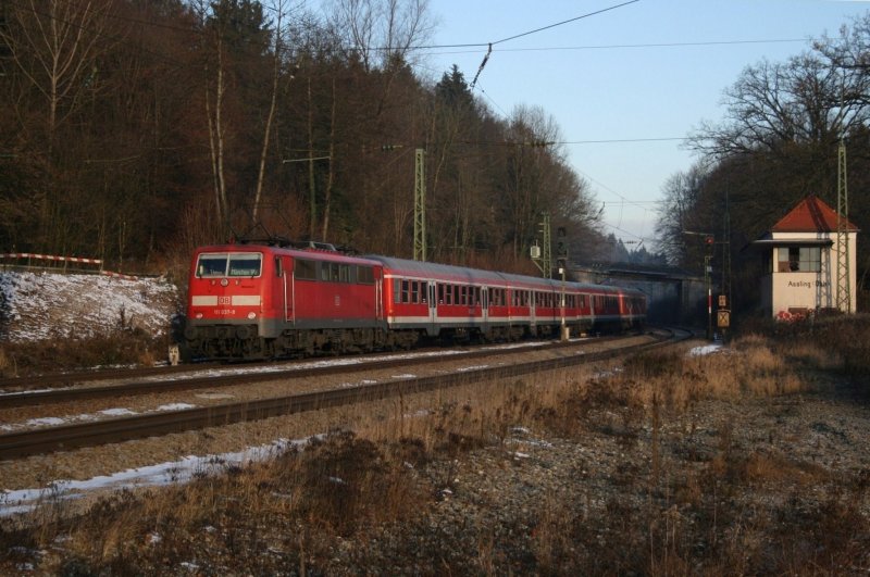 111 037 mit RE 30014 am 29.11.2008 in A�ling. 