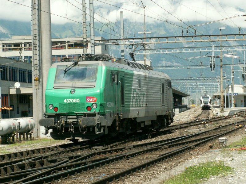  In fremden Regionen SNCF Mehrsystem Lok 437060 f�hrt am 07.07.07