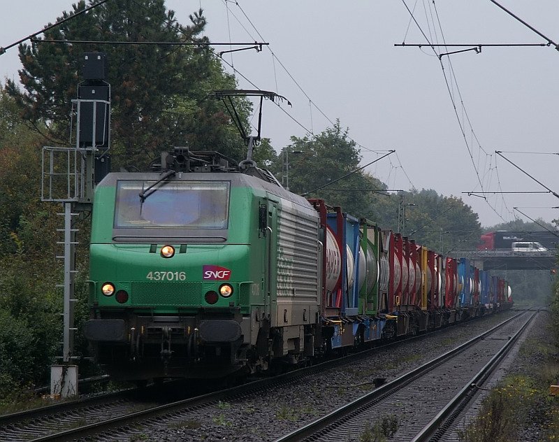 In str�mendem Regen rauscht diese franz�sische Lok in Ratingen in