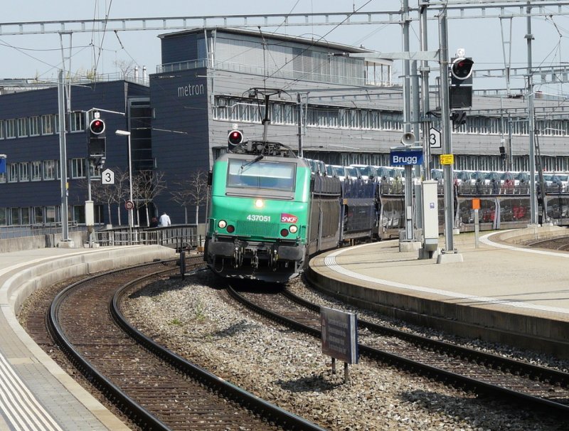 SNCF - Lok 437051 mit G�terzug unterwegs in Brugg am