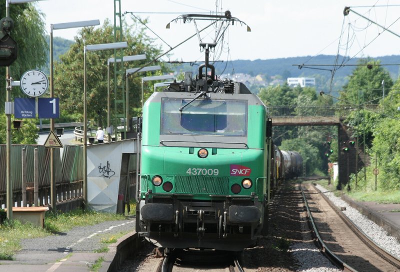 The 437 009 SNCF freight train pulling her by drake