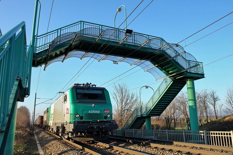 SNCF 437058. Dieses Bild d�rfte Harald Neumann und Konstantin Krieter