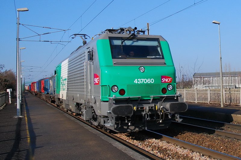 SNCF 437060. Der G�terzug mit der sch�nen sauberen E-Lok hat