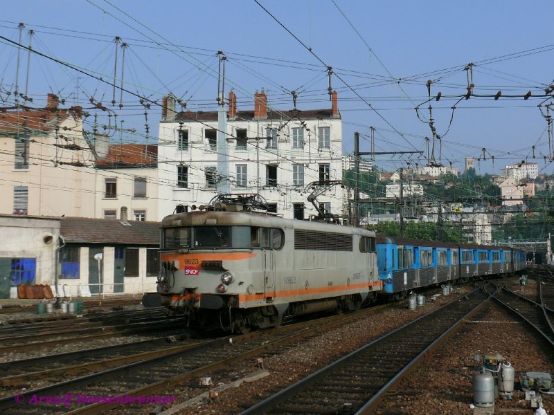 BB9623 mit einer Wendezuggarnitur bei der Einfahrt in den Bahnhof Lyon-Perrache. Die Einstze der 1959-64 gebaute Reihe BB9600 bei der SNCF sind inzwischen schon Geschichte. Diese Reihe gehrt zur  BB Jacquemin  oder auch  BB MTE  genannten Lokfamilie. 09.06.2007
