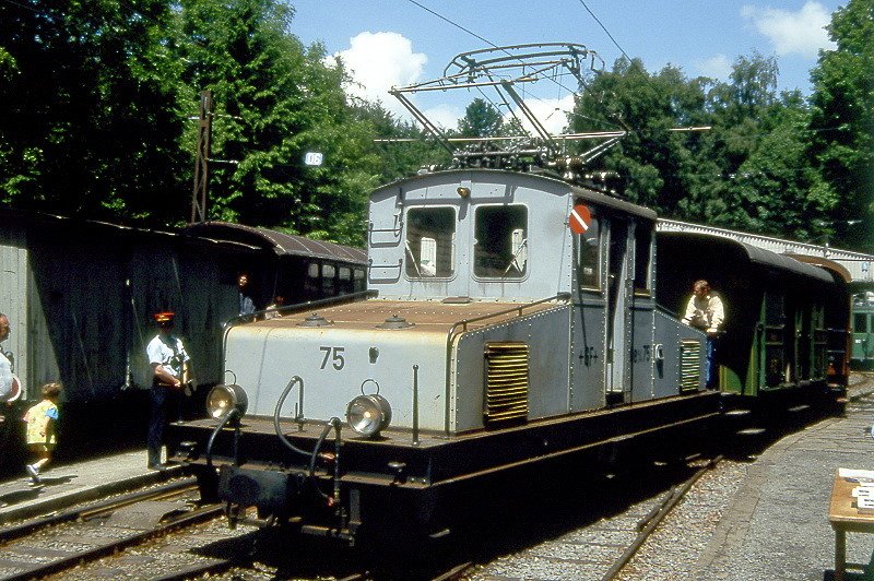 BC Museumsbahn - ex +GF+ Ge 4/4 75 am 31.05.1993 in Depot Chaulin - E-Lok Werkbahn Georg Fischer - Baujahr 1913 - SLM/MFO - 181 KW - Gewicht 28,40t - LP 9,65m - zulssige Geschwindigkeit ? km/h - =21.05.1988 - Lebenslauf: ex GF Ge 4/4 75 - 1980 an BC.
