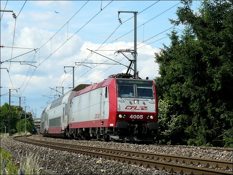 Bedingt durch die Arbeiten auf der Strecke, fhrt E-Lok 4005 am 15.06.08 hinter Mersch auf dem  falschen  Gleis in Richtung Luxemburg.