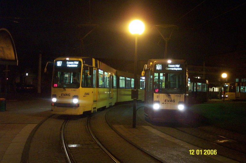 Begegnung der beiden EVAG-Straenbahnwagen 1161 und 1153 bei Nacht an der (H) Bredeney. Hier ist die Endstelle beider hier zu sehenden Linien 107 und 101. Whrend sich die 107 nach Essen-Katernberg aufmacht, verschlgt es die 101 nach Essen-Borbeck.