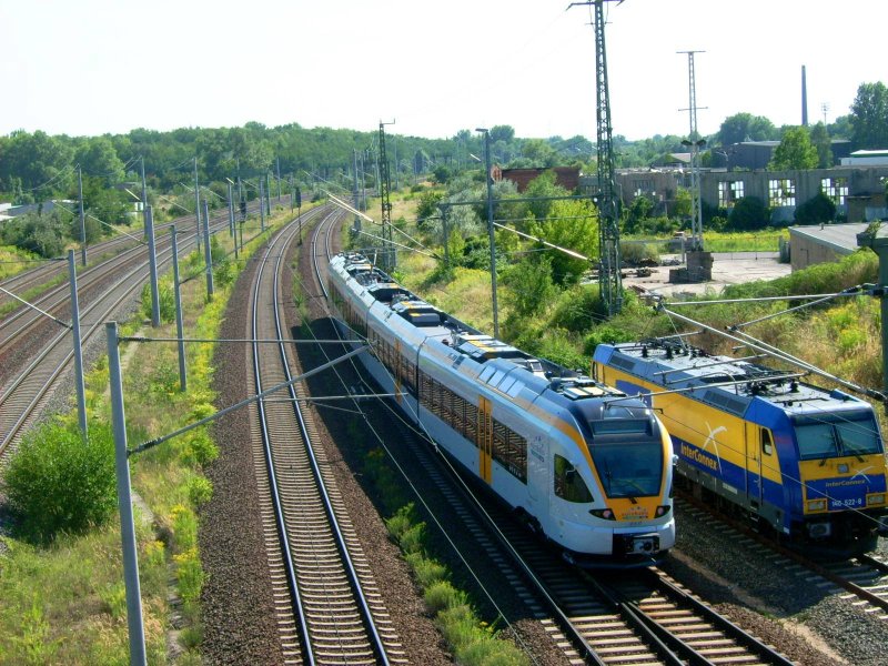 Bei der Ausfahrt aus Bitterfeld passiert der Triebwagen der Eurobahn die 146 522 der Connex. Die Fahrt ging Richtung Halle/Leipzig.