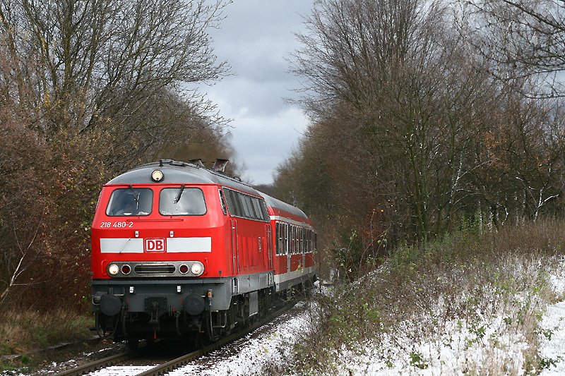 Bei eisigen Temperaturen befrdert die in Karlsruhe beheimatete und mittlerweile 31 Jahre alte 218 480 den verspteten RE 4836 von Heilbronn nach Mannheim. Die Aufnahme entstand bei Bad Rappenau, in dessen Bahnhof der Zug in wenigen Augenblicken zum Stehen kommen wird.