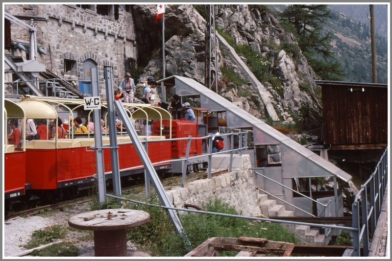 Beim Wasserschloss (Chteau d`Eau) wird auf die schmalspurige Verbindungsbahn zum Minifuni umgestiegen. (Archiv 08/94)