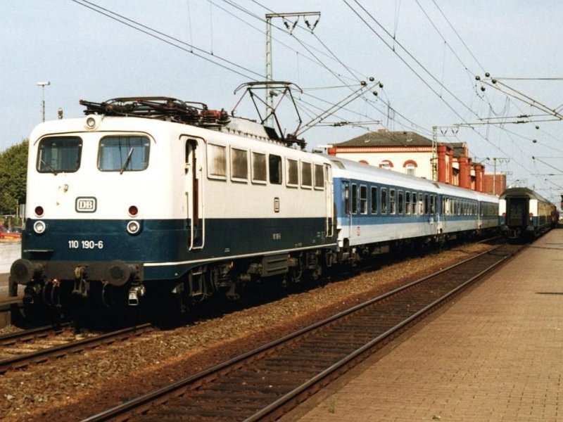 Beobachtet die verschiedene Spitze der 110 190-6! Hier ist die 110 190-6 mit einen IR-zug auf Bahnhof Leer am 14-09-1991. Bild und scan: Date Jan de Vries.