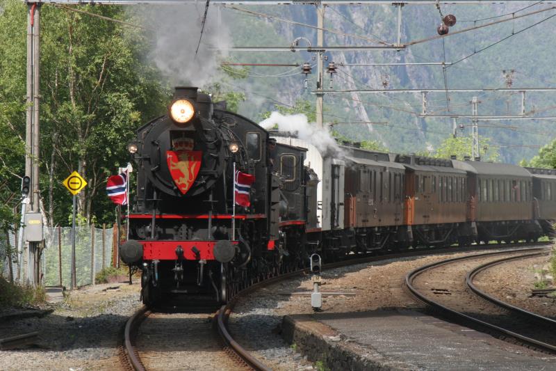100 Jahre Bergensbanen. Zu diesem Anla� f�hrt in diesem Jahr