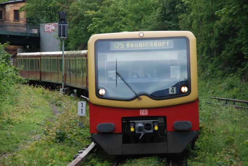 BERLIN, 09.06.2009, S25 nach Hennigsdorf fährt in den S-Bahnhof Humboldthain ein