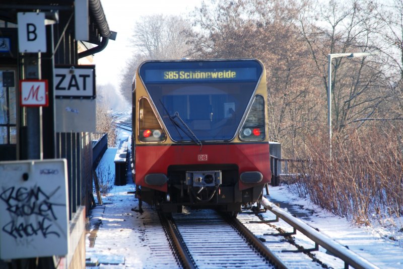 BERLIN, 11.01.2009, S85 nach Schöneweide bei der Ausfahrt aus dem S-Bahnhof Wittenau
