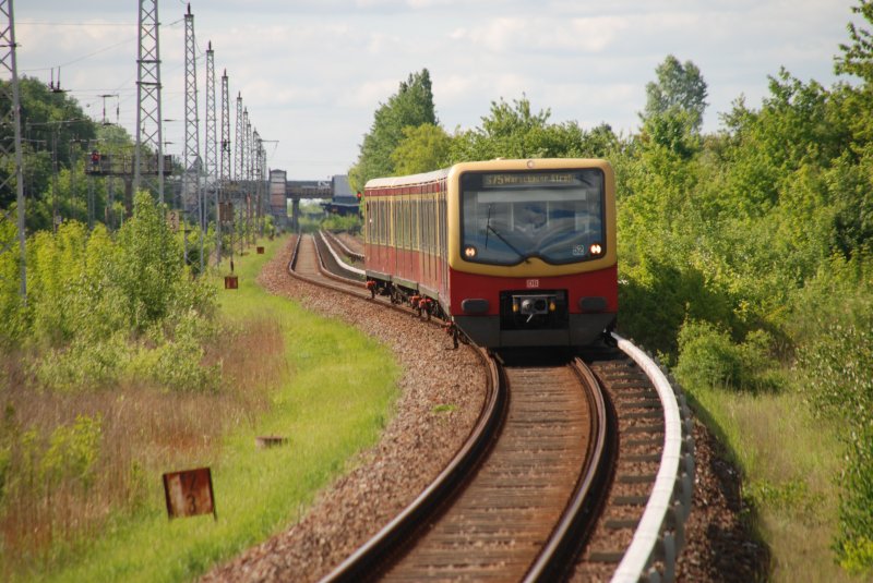 BERLIN, 12.05.2009, S75 nach Warschauer Straße fährt in den Bahnhof Gehrenseestraße ein
