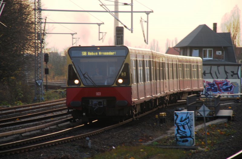 BERLIN, 12.11.2008, S8 nach Hohen Neuendorf bei der Einfahrt in den S-Bahnhof Treptower Park