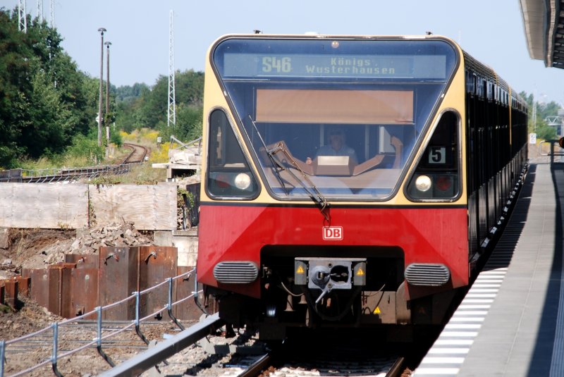 BERLIN, 16.08.2009, S46 nach Königs Wusterhausen bei der Einfahrt in