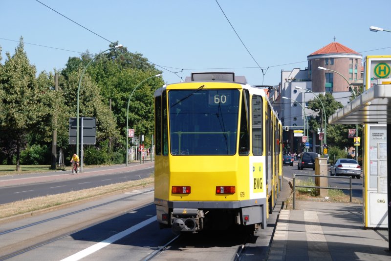 BERLIN, 16.08.2009, Tram60 nach Altes Wasserwerk bei der Ausfahrt aus der Straßenbahnhaltestelle Bahnhofstraße/Lindenstraße in Köpenick