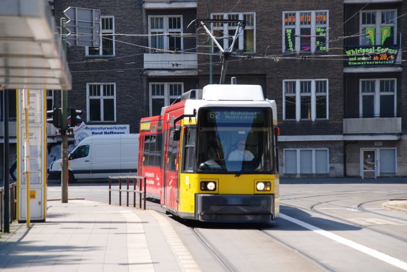 BERLIN, 16.08.2009, Tram62 nach S-Bahnhof Mahlsdorf bei der Einfahrt in die Straßenbahnhaltestelle Bahnhofstraße/Lindenstraße in Köpenick 
