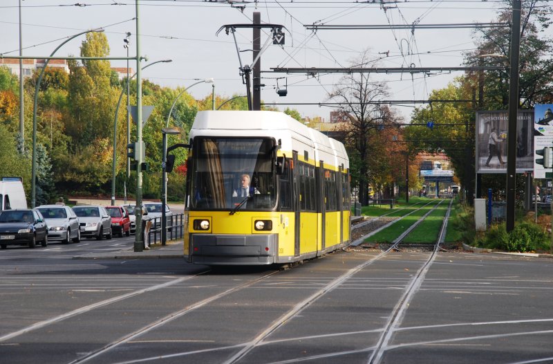 BERLIN, 18.10.2007, Straßenbahnzug 2038 der BVG als MetroTram M4 nach Hackescher Markt überquert die Danziger Straße