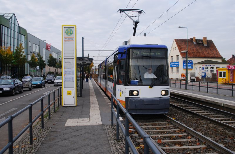 BERLIN, 18.10.2008, Straßenbahnzug 1008 der BVG als MetroTram M4 nach Hohenschönhausen, Zingster Straße an der Haltestelle Hansastraße/Malchower Weg