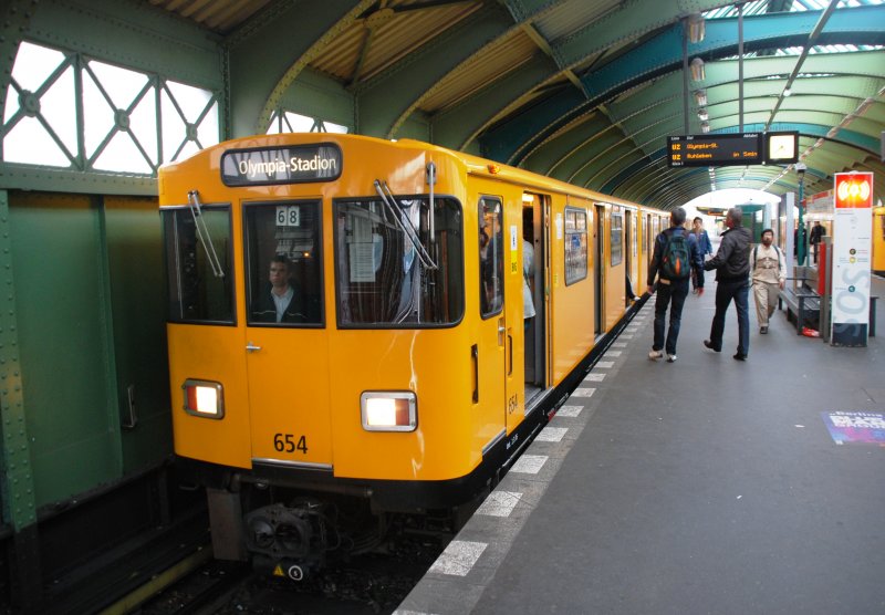 BERLIN, 18.10.2008, U-Bahn-Zug 654 der BVG als U2 nach Ruhleben im U-Bahnhof Eberswalder Straße