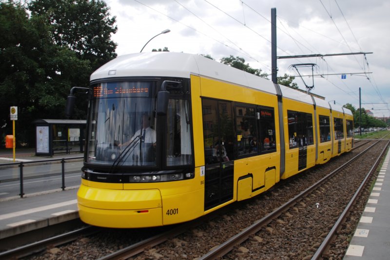 BERLIN, 19.07.2009, Straßenbahn der neuesten Generation als MetroTram2 in Richtung Am Steinberg an der Haltestelle Prenzlauer Allee/Ostseestraße