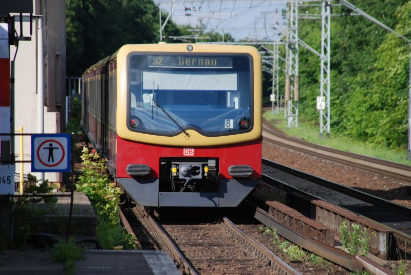 BERLIN, 23.05.2009, S2 nach Bernau verlässt den S-Bahnhof Buch