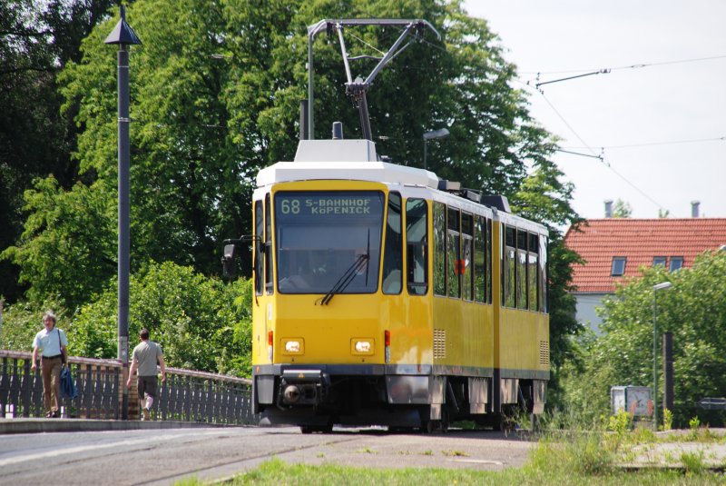 BERLIN, 24.05.2009, Straßenbahnlinie 68 nach S-Bahnhof Köpenick überquert die Dahme-Brücke