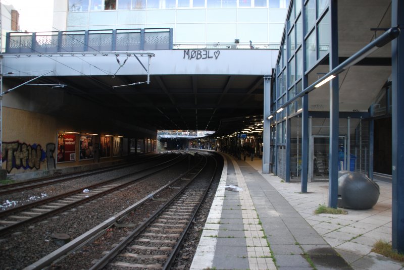 BERLIN, 24.11.2008, Bahnsteig des S-Bahnhofs Schönhauser Allee