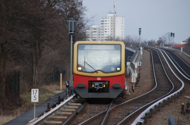 BERLIN, 27.02.2009, S41 bei der Einfahrt in den S-Bahnhof Neukölln
