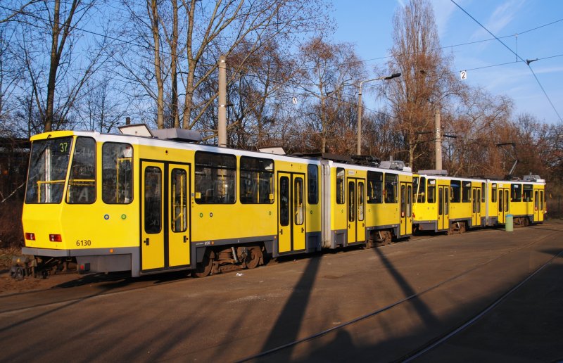 Berlin, 31.03.2009, Tram 37 am Bahnhof Sch�neweide f�hrt nach kurzer
