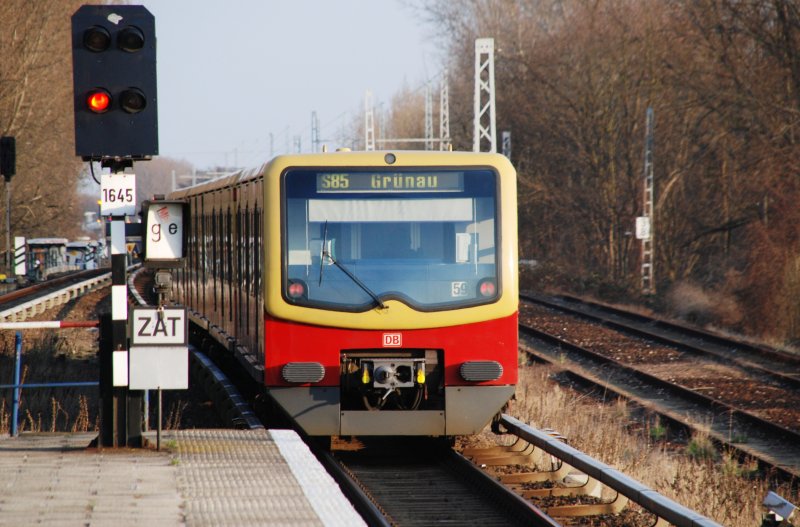 BERLIN, 31.03.2009, S85 nach Grünau bei der Ausfahrt aus dem S-Bahnhof Plänterwald
