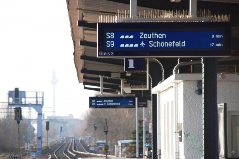 BERLIN, 31.03.2009, Zugzielanzeiger im S-Bahnhof Plänterwald 

