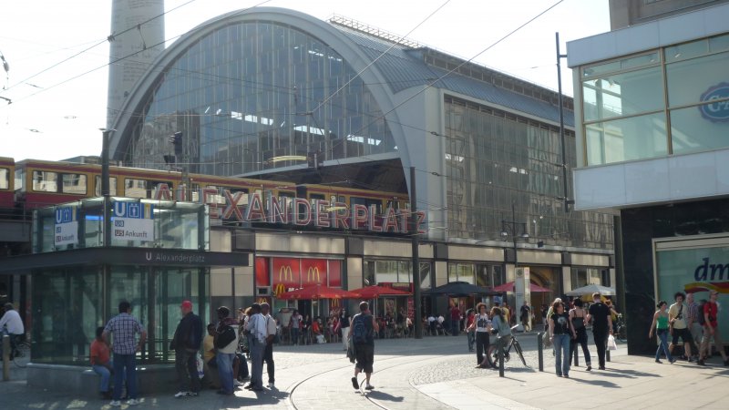Bahnhof Alexanderplatz. Alles vom feinsten und alles neu... 